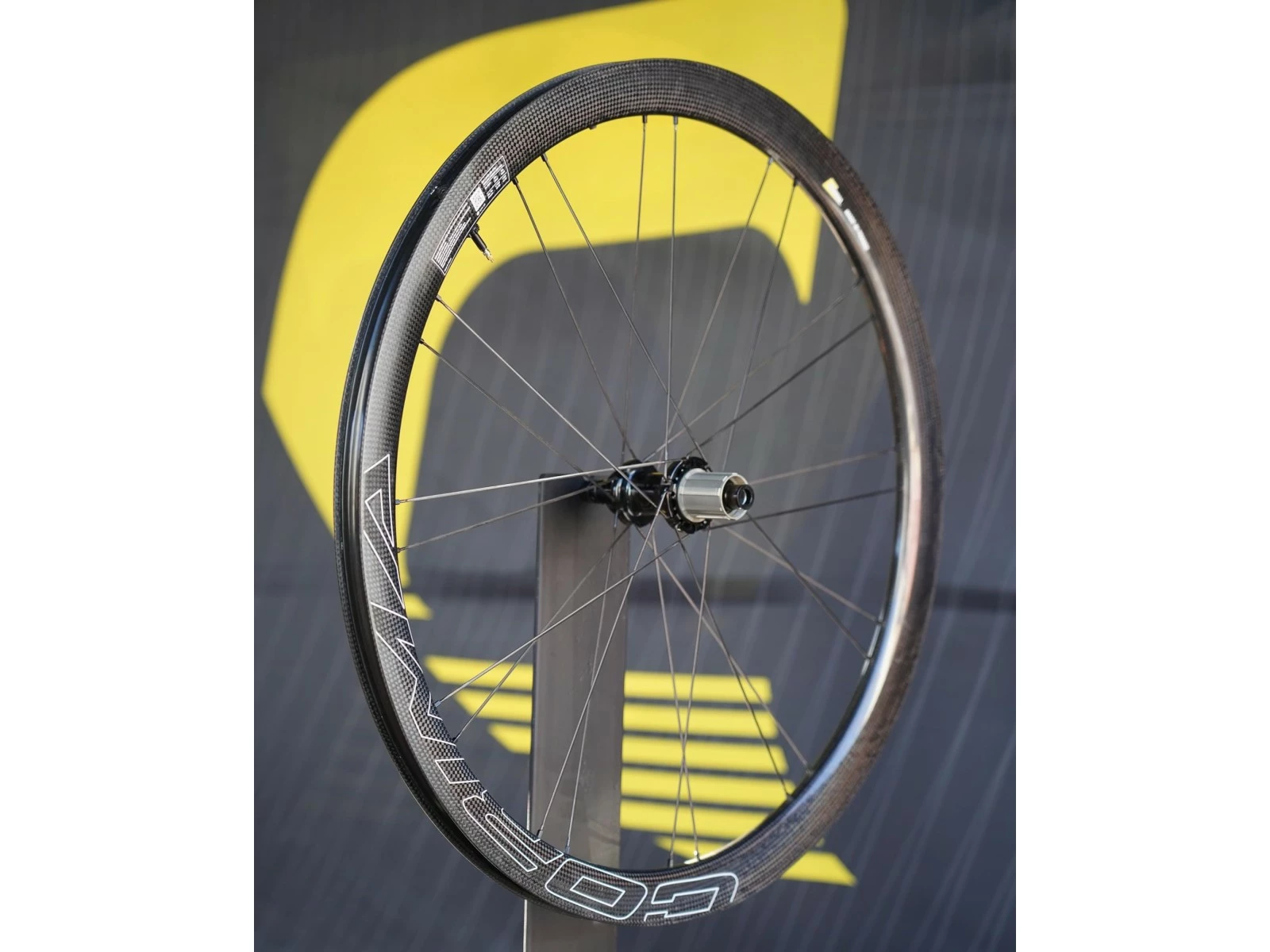 CORIMA Essentia 40 Roues Carbone 40mm Disques/tubeless Ready 2023 15 CORIMA Essentia 40 Roues Carbone 40mm Disques/tubeless Ready 2023 – Image 15