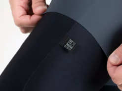 GOBIK Genouillère Haru Pitch Black 7 GOBIK Genouillère Haru Pitch Black -BMC || GOBIK || COLNAGO Soldes gobik genouillere haru pitch black 3