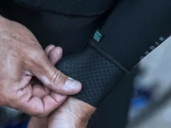 GOBIK Manchettes Légères Haru Pitch Black 6 GOBIK Manchettes Légères Haru Pitch Black -BMC || GOBIK || COLNAGO Soldes gobik manchettes legeres haru pitch black 2