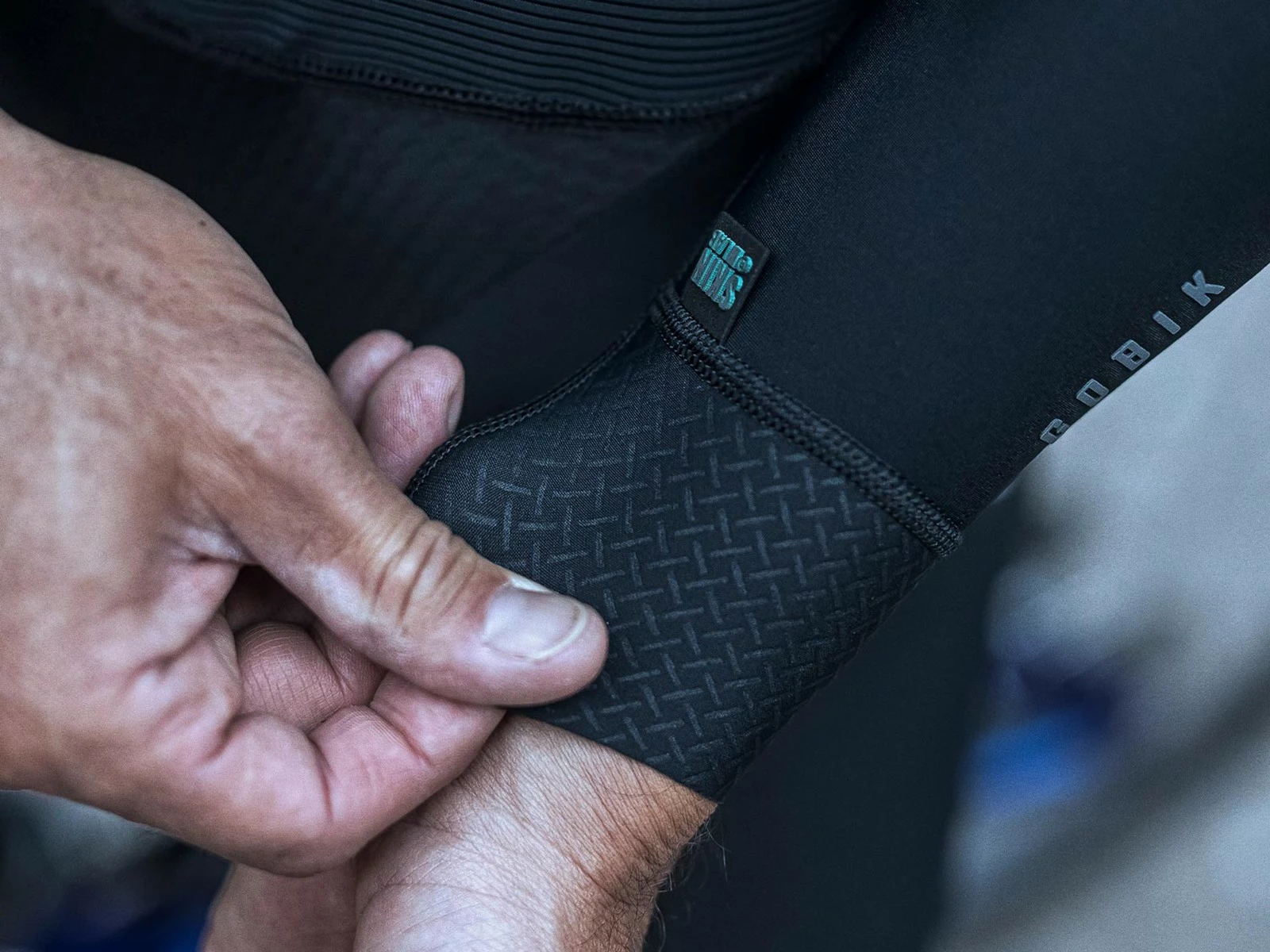 GOBIK Manchettes Légères Haru Pitch Black 3 GOBIK Manchettes Légères Haru Pitch Black – Image 3