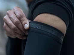 GOBIK Manchettes Légères Haru Pitch Black 7 GOBIK Manchettes Légères Haru Pitch Black -BMC || GOBIK || COLNAGO Soldes gobik manchettes legeres haru pitch black 3