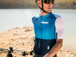 GOBIK Stark Cobalt Maillot Manches Courtes Warm 2022 8 GOBIK Stark Cobalt Maillot Manches Courtes Warm 2022 -BMC || GOBIK || COLNAGO Soldes gobik stark cobalt maillot manches courtes warm 2022 3