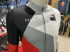 LVR CYCLES X GOBIK Maillot Manche Longues Atomic Pro 2022 -BMC || GOBIK || COLNAGO Soldes lvr cycles x gobik maillot manche longues atomic pro 2022 8