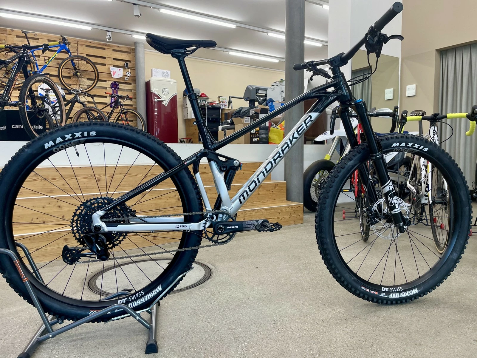MONDRAKER Foxy VTT All-Mountain Racing Silver-Black 2022 4 MONDRAKER Foxy VTT All-Mountain Racing Silver-Black 2022 – Image 4