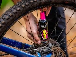 MUC-OFF B.A.M! Bombe De Réparation Crevaison - 125ml 6 MUC-OFF B.A.M! Bombe De Réparation Crevaison - 125ml -BMC || GOBIK || COLNAGO Soldes muc off carbon gripper pate de montage carbone tube 75gr 2