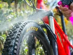 MUC-OFF Pack Bike Care Nettoyant Vélo Spray 1L + Lustrant Aérosol 500ml -BMC || GOBIK || COLNAGO Soldes muc off pack bike care nettoyant velo spray 1l lustrant aerosol 500ml 5