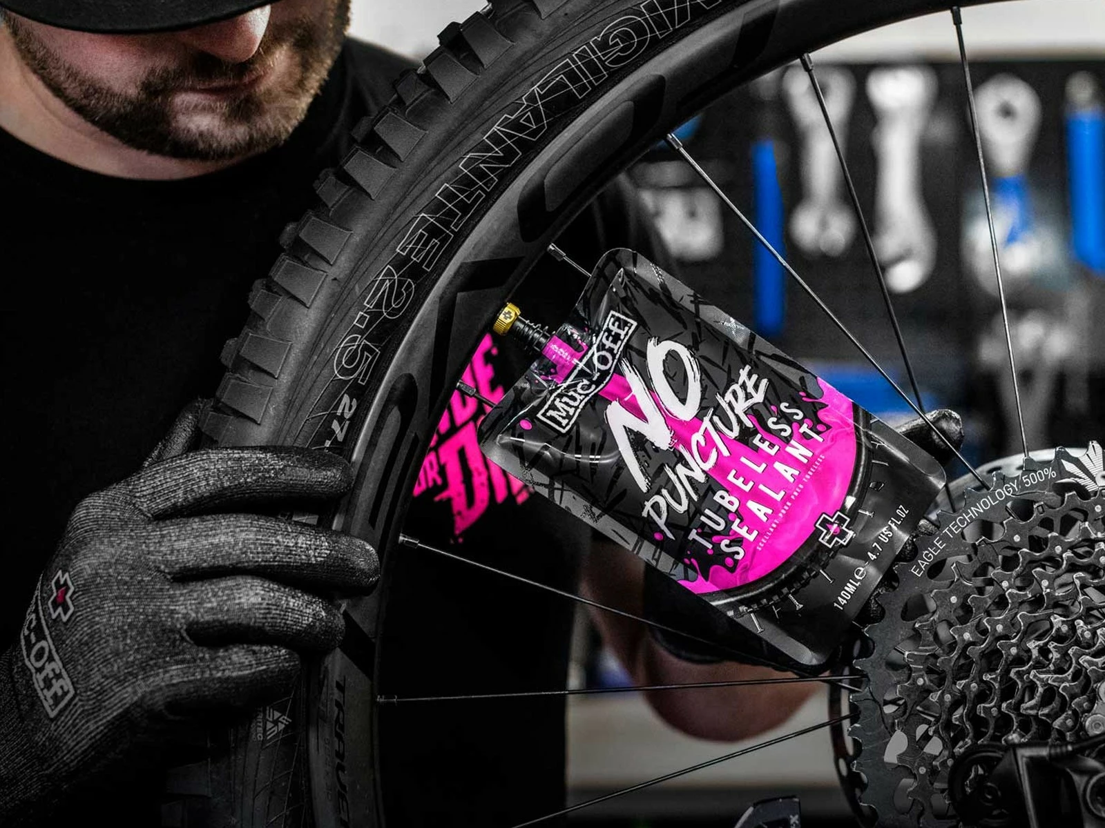 MUC-OFF Préventif Anti-crevaison No Puncture Hassle - Sachet 140ml 2 MUC-OFF Préventif Anti-crevaison No Puncture Hassle - Sachet 140ml – Image 2