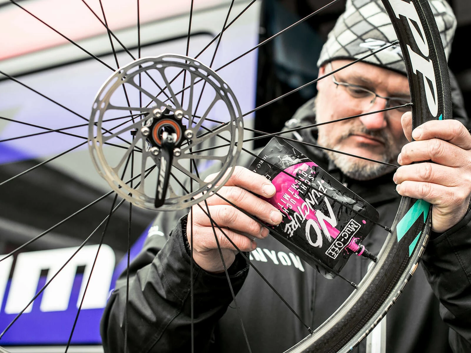 MUC-OFF Préventif Anti-crevaison No Puncture Hassle - Sachet 140ml 3 MUC-OFF Préventif Anti-crevaison No Puncture Hassle - Sachet 140ml – Image 3