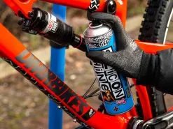 MUC-OFF Silicon Shine Lustrant Au Silicone - Aérosol 500ml -BMC || GOBIK || COLNAGO Soldes muc off silicon shine lustrant au silicone aerosol 500ml 5