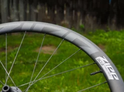 ZIPP 303 Firecrest Disc Roues Carbone 40mm Disque Pneu Tubeless 2023 -BMC || GOBIK || COLNAGO Soldes zipp 303 firecrest roues carbone 40mm disques tubeless 2022 8